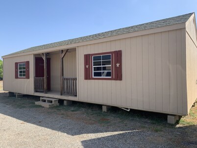 Crystal cabin. Comfortable quiet cabin 8 miles outside Carrizo Springs. 