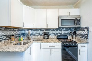 Fridge, microwave, oven, stovetop - Walk to North Beach! (Clearwater)