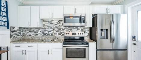 Een koelkast, een microgolfoven, een oven