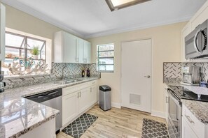 Een koelkast, een microgolfoven, een koffiezetapparaat/waterkoker