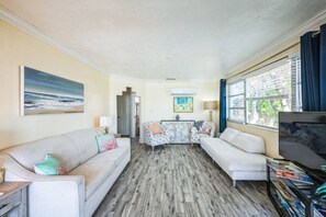 TV - Beautiful Bangalow Sleep 6! (Clearwater)