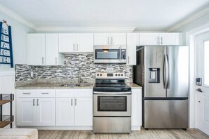 Een koelkast, een microgolfoven, een koffiezetapparaat/waterkoker