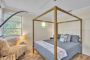 2 bedrooms, desk, iron/ironing board, WiFi