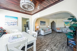 TV - Walk to the beach | Sleeps 6 (Clearwater)