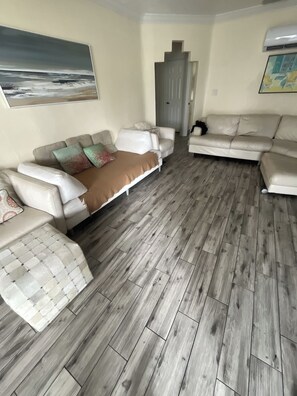 Un salon avec deux canapés, une table basse et un tapis.