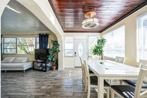 Dining - Walk to the beach | Sleeps 6 (Clearwater)