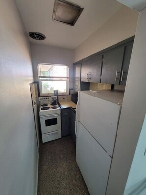 Réfrigérateur, plaque de cuisson, cafetière/bouilloire