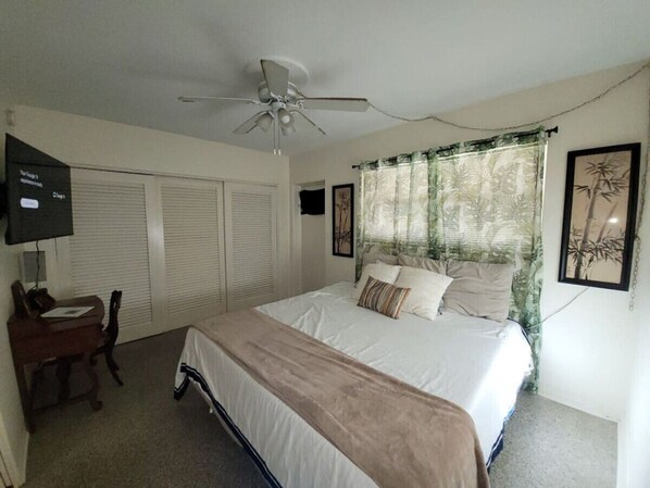 1 habitación, escritorio, tabla de planchar con plancha y wifi