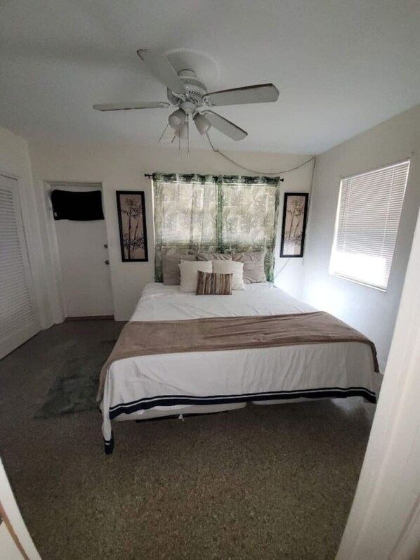 1 dormitorio, escritorio, tabla de planchar con plancha y wifi