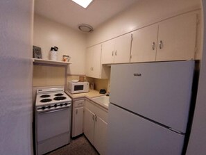 Køleskab, mikrobølgeovn, ovn, kogeplade