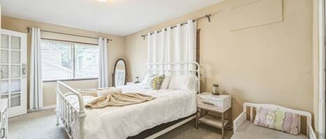 2 bedrooms, desk, iron/ironing board, WiFi