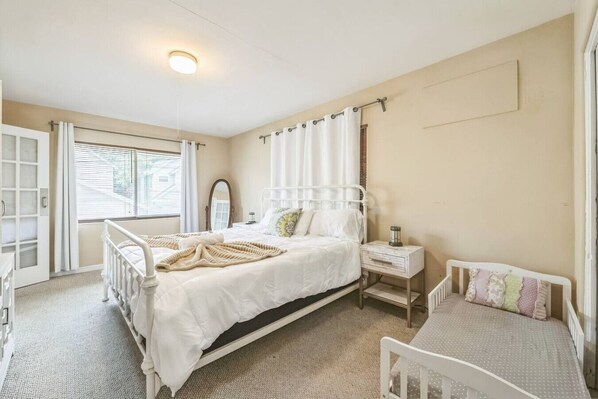 2 bedrooms, desk, iron/ironing board, WiFi