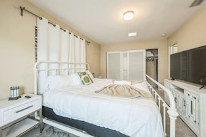 2 bedrooms, desk, iron/ironing board, WiFi - 2BR Apt at Crescent Lake! (St. Petersburg)