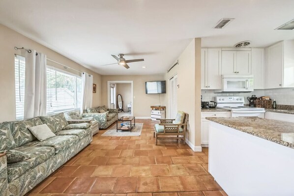 Køleskab, mikrobølgeovn, ovn, kogeplade