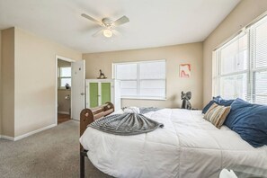 2 室のベッドルーム、デスク、アイロン / アイロン台、WiFi