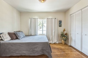 2 habitaciones, escritorio, tabla de planchar con plancha y wifi