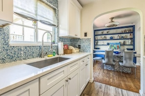 冷蔵庫、電子レンジ、オーブン、コーヒー / ティーメーカー