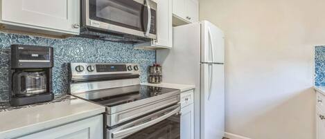 Kühlschrank, Mikrowelle, Ofen, Wasserkocher mit Kaffee-/Teezubehör