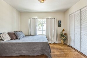 2 bedrooms, desk, iron/ironing board, WiFi