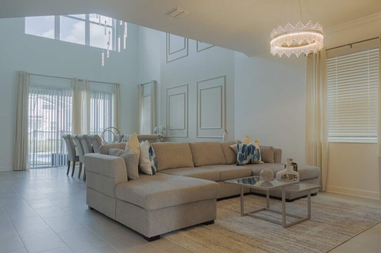 340C) Pool + Garage+ Luxury 5 Bedrooms!