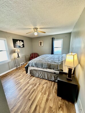 4 bedrooms, iron/ironing board, free WiFi, bed sheets - 4 bed 2 bath house, walk to Notre Dame, safe area (South Bend)