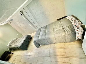 4 bedrooms, iron/ironing board, free WiFi, bed sheets - 4 bed 2 bath house, walk to Notre Dame, safe area (South Bend)
