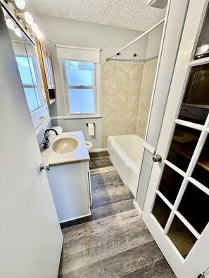 Hair dryer, towels, soap, shampoo - 4 bed 2 bath house, walk to Notre Dame, safe area (South Bend)