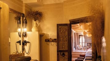 Suite Familiale, vue montagne | Salle de bain | Chaussons