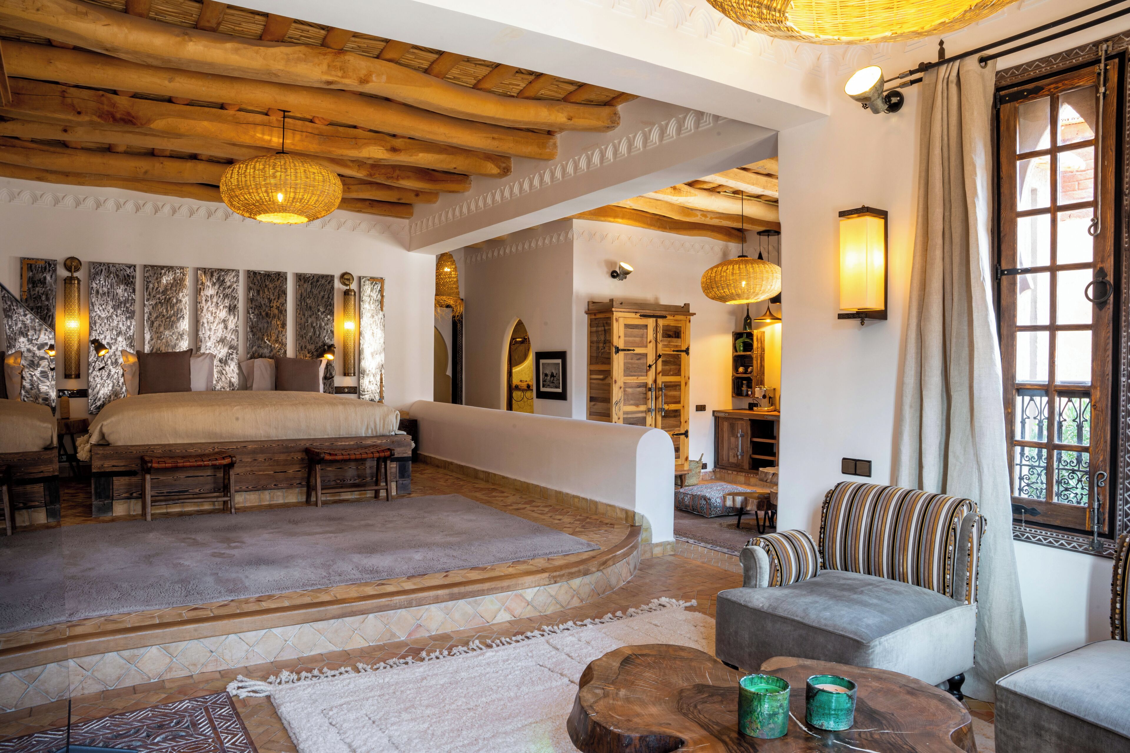 Phòng Suite Royal | Két bảo mật tại phòng, trang trí khác biệt, bàn, phòng cách âm 