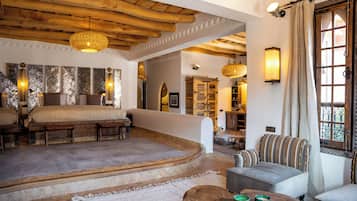 Phòng Suite Royal | Két bảo mật tại phòng, trang trí khác biệt, bàn, phòng cách âm