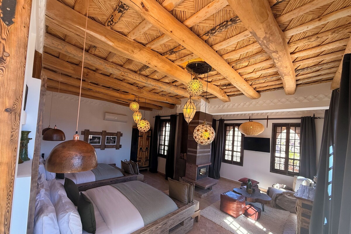 Deluxe twin suite | In-room safe, desk, soundproofing, free WiFi