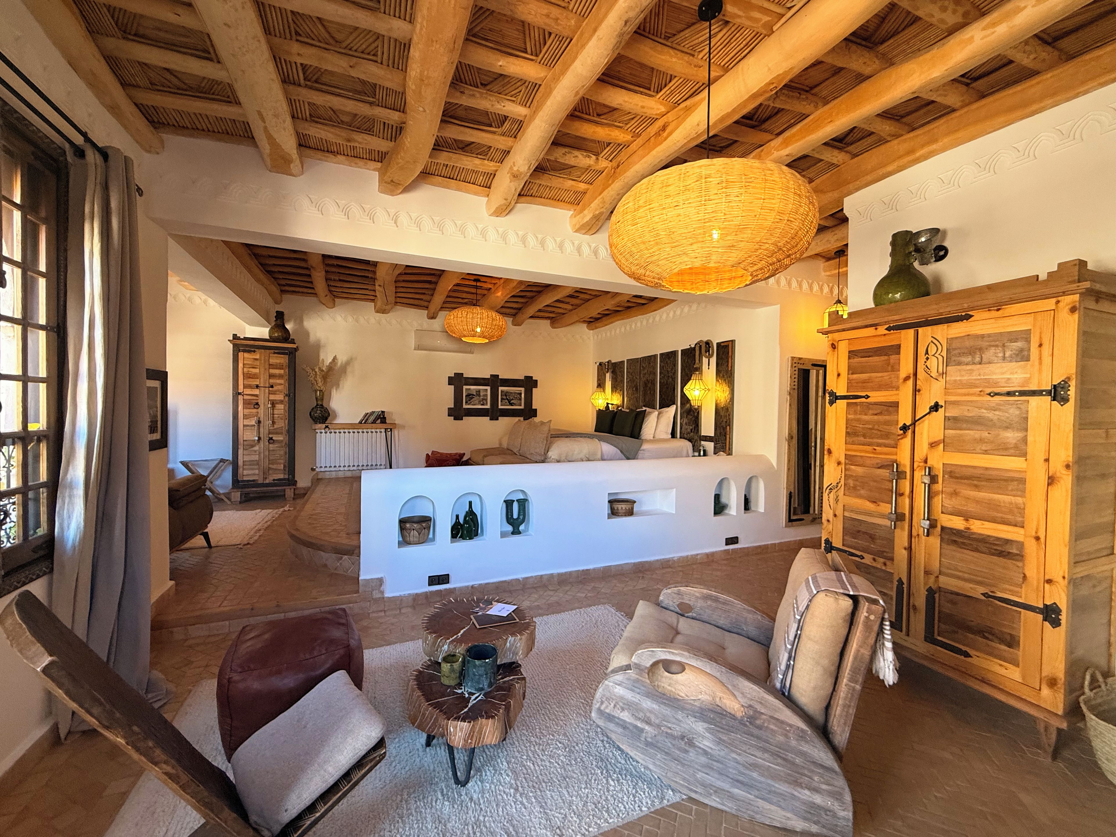 Un salón amplio con un sofá grande, una mesa de centro y un mueble de madera.