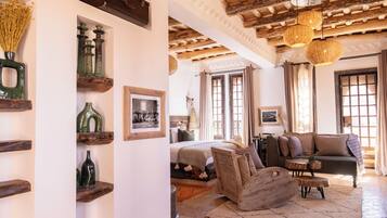 Superior suite | 1 slaapkamer, een kluis op de kamer, individueel gedecoreerd, een bureau