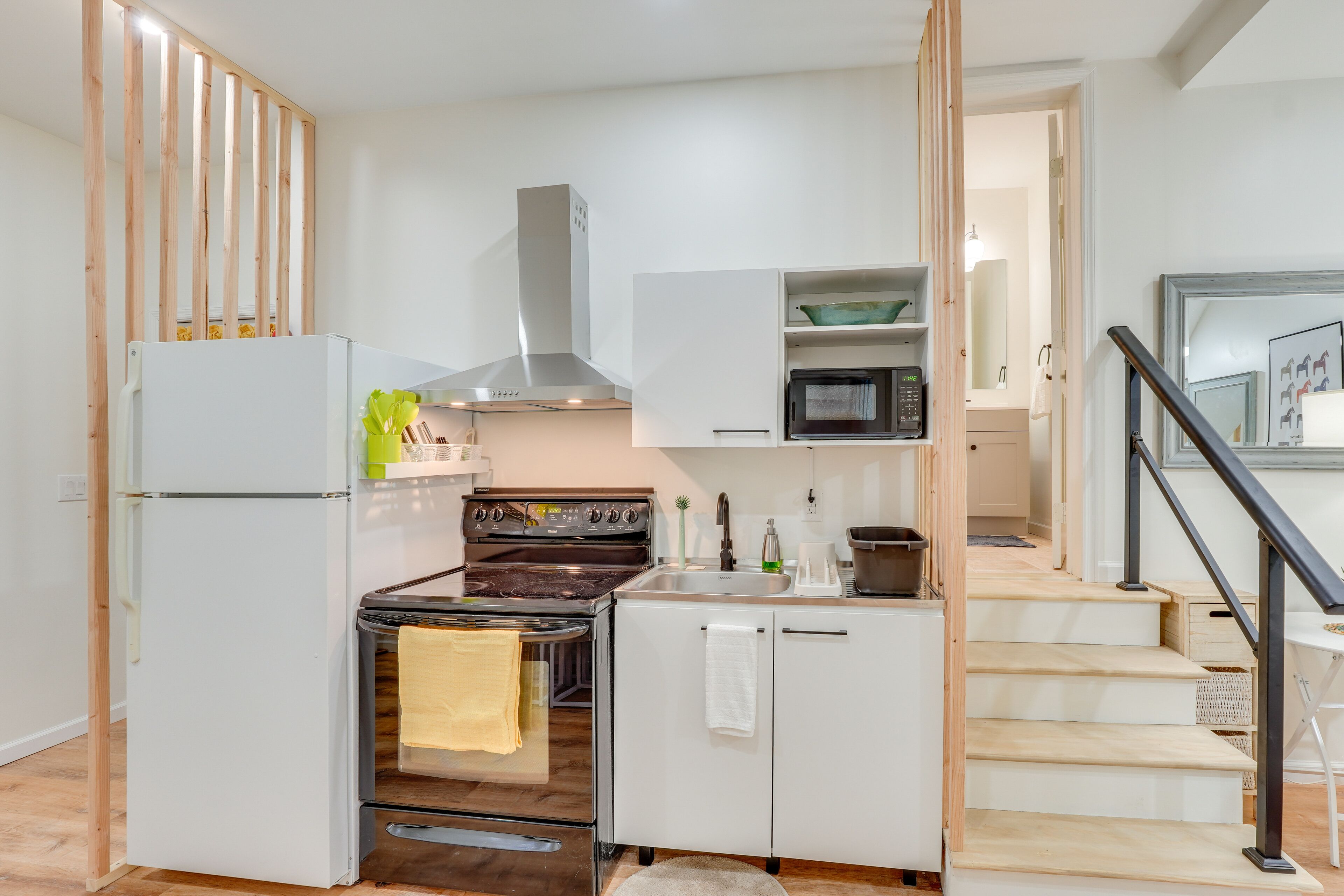 Kühlschrank, Herdplatte, Kochgeschirr/Geschirr/Besteck, Esstisch