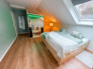 3 quartos, escrivaninha, ferros/tábuas de passar roupa, berço de viagem