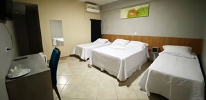 A hotel room with two beds, a desk, a chair, and a mirror. - Itaipu Hotel Foz do Iguaçu (Foz do Iguaçu)