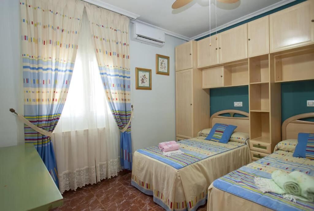 5 slaapkamers, een bureau, een strijkplank/strijkijzer, reisbedje