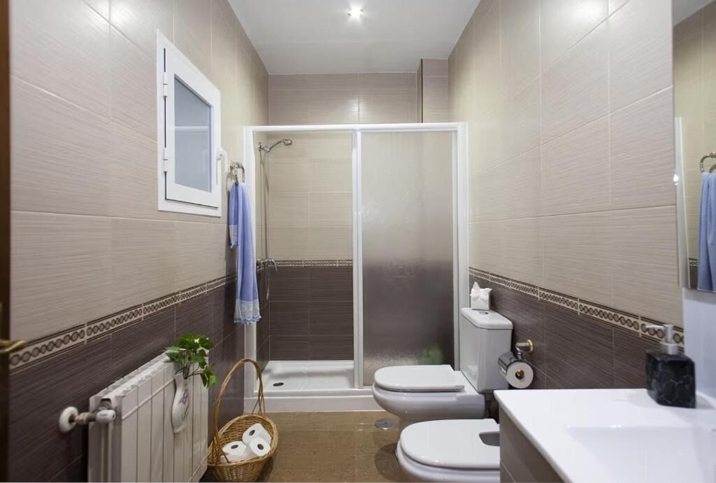 Douche, sèche-cheveux, bidet, serviettes fournies