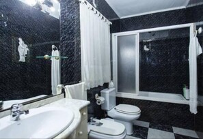 Regadera, secadora de cabello, bidet, toallas 