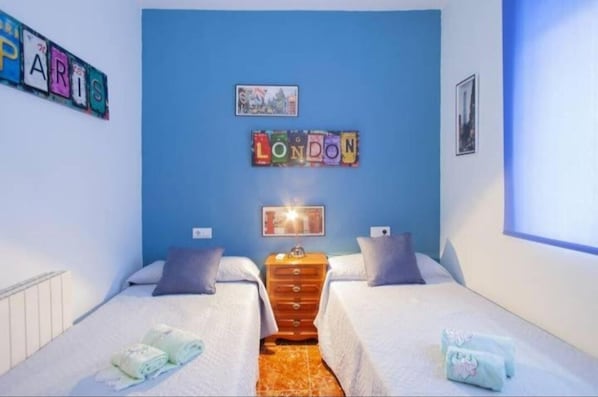 5 chambres, bureau, fer et planche à repasser, lit de bébé portatif