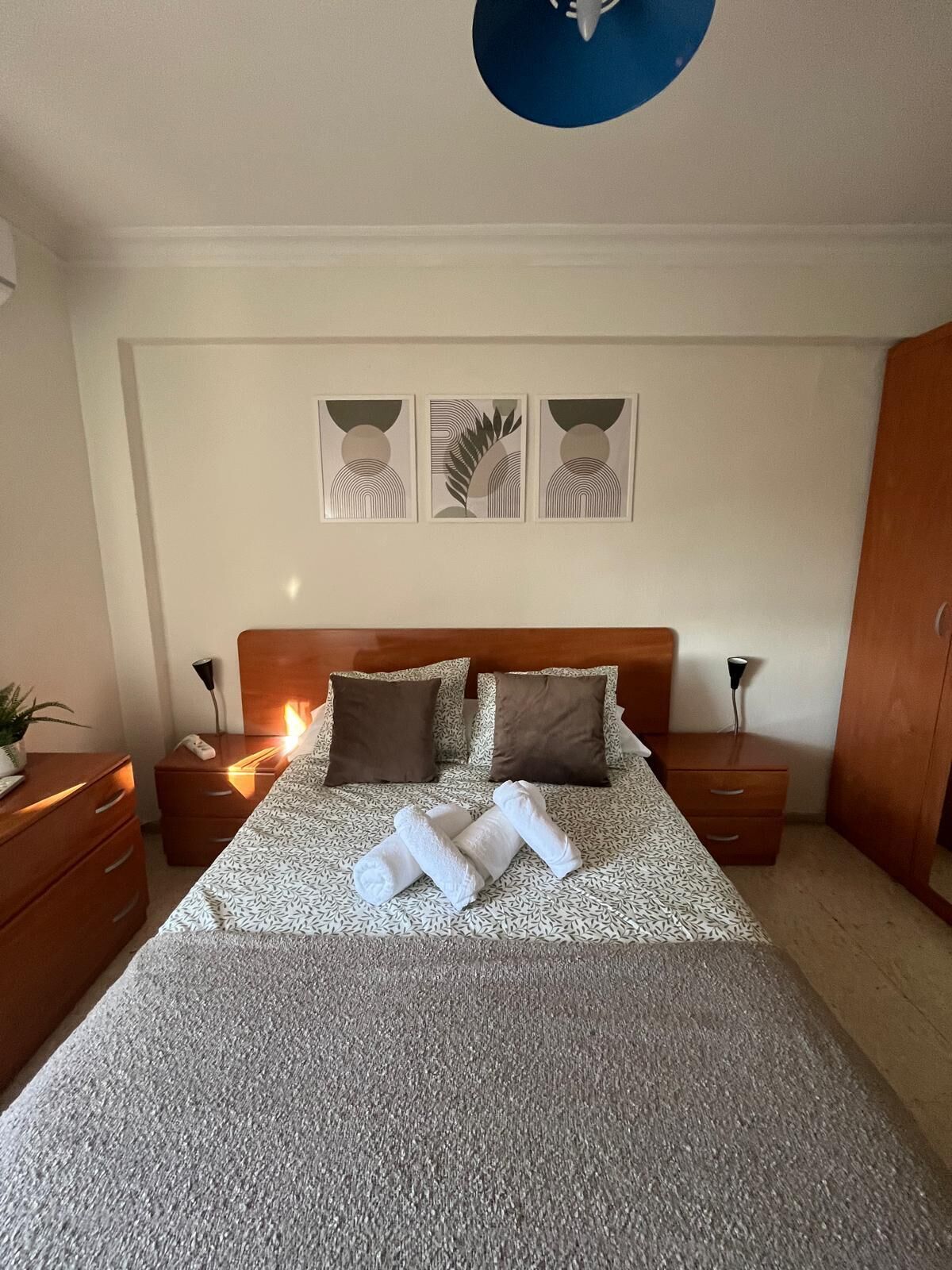 3 slaapkamers, een strijkplank/strijkijzer, reisbedje, gratis wifi