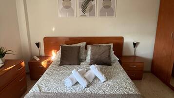 3 slaapkamers, een strijkplank/strijkijzer, reisbedje, gratis wifi