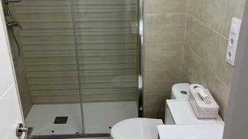 Douche, sèche-cheveux, serviettes fournies, savon