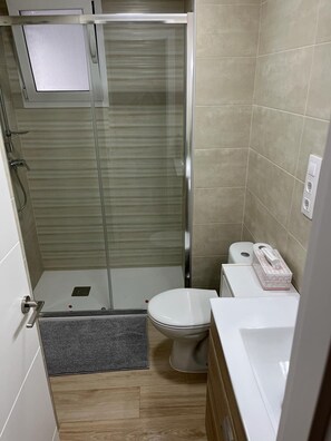 Douche, séchoir à cheveux, serviettes fournies, savon