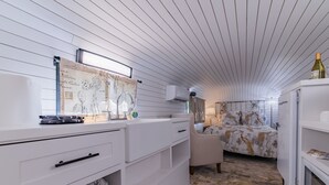 Un dormitorio moderno con cama, mesita de noche y cómoda.