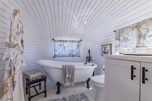 Secadora de cabello, toallas, jabón, papel de baño 