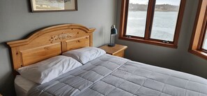 2 bedrooms, WiFi, bed sheets - Snug Harbor Inn - Studio Suite 201 & 204 (Sturgeon Bay)