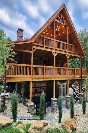 Exterior - Sweet November Cabin~Indoor Pool,Fireplaces,Hot Tub,Copper Tubs,EV Charger,Porch (Sevierville)