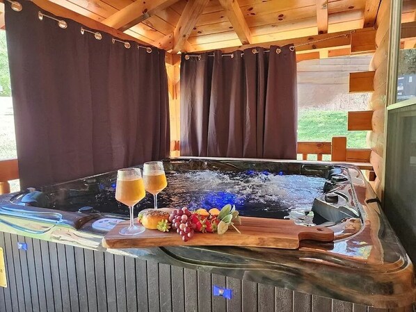 Outdoor spa tub - Sweet November Cabin~Indoor Pool,Fireplaces,Hot Tub,Copper Tubs,EV Charger,Porch (Sevierville)