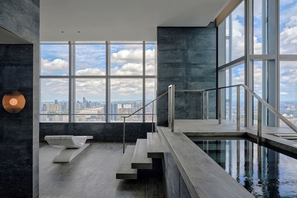 Equipamiento de fitness en la habitación